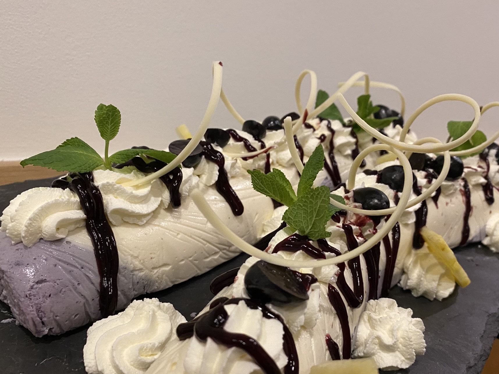 Bayrisch Creme mit Heidelbeer. 