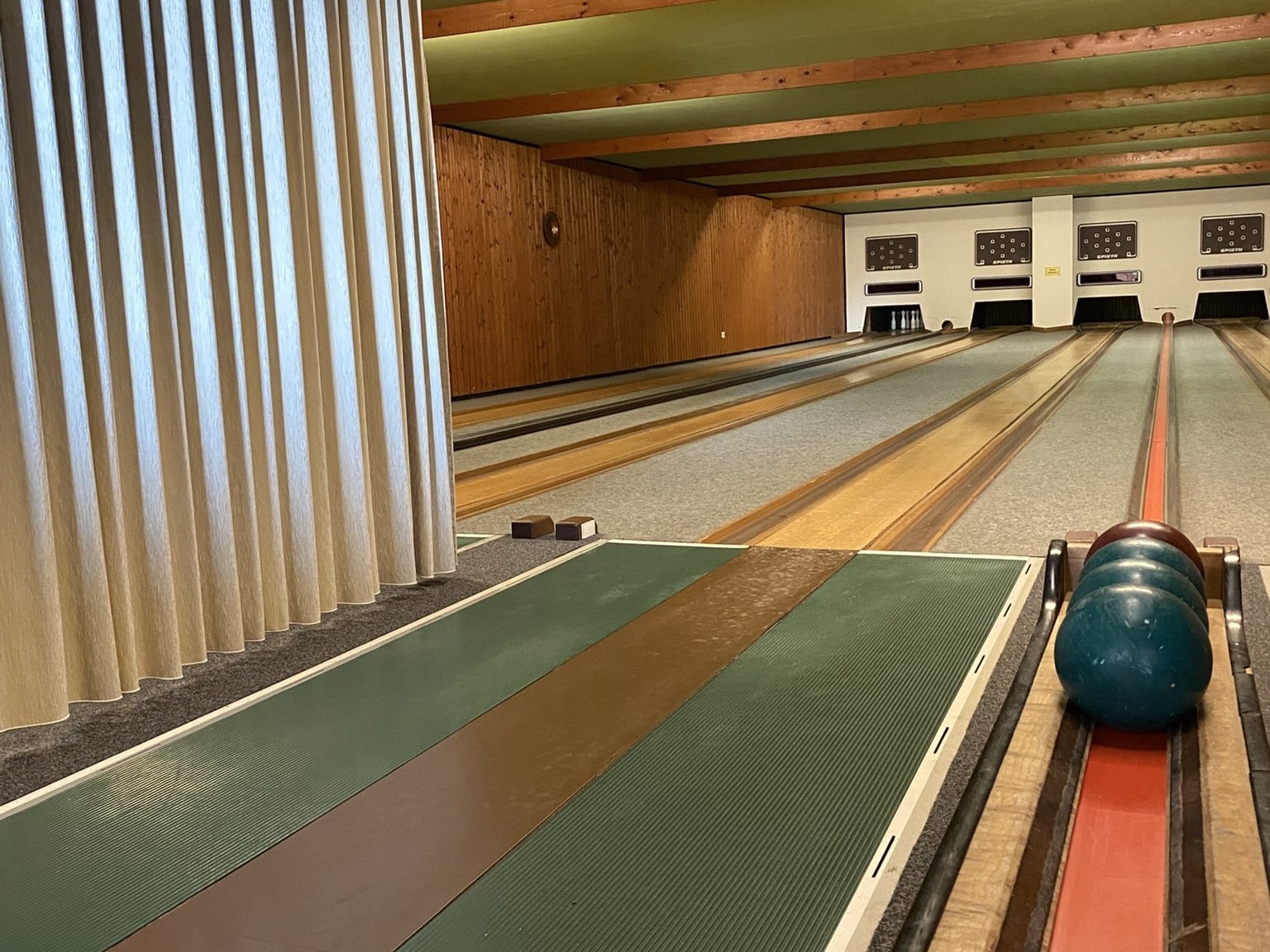 Kegelbahn mit drei Bahnen.